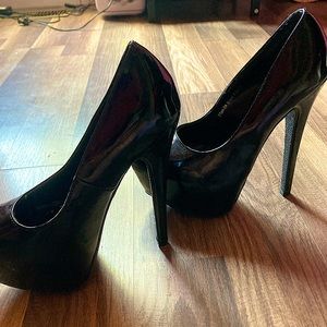 Daily shoes black chunky heel 4 inch heel Slightly used never worn